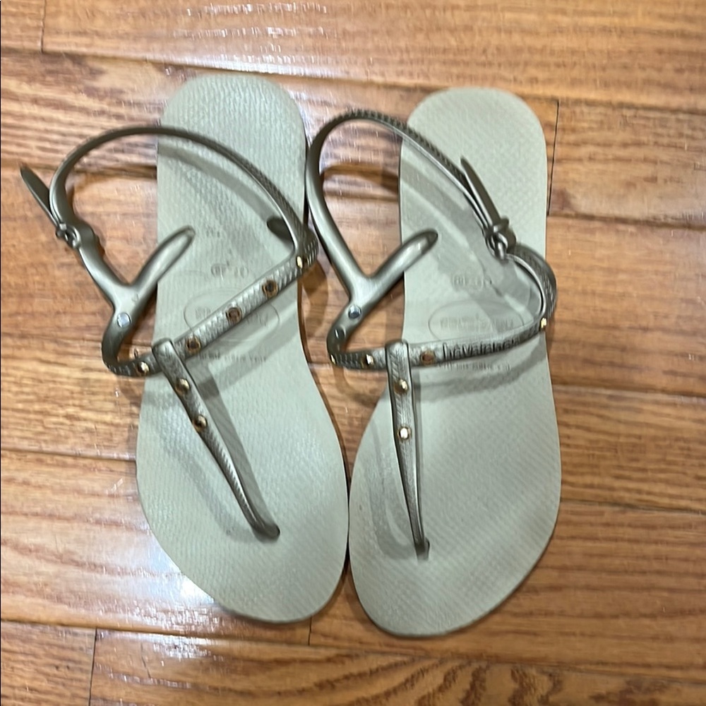 Havaianas Cream Sandals Sleek Minimalist Design